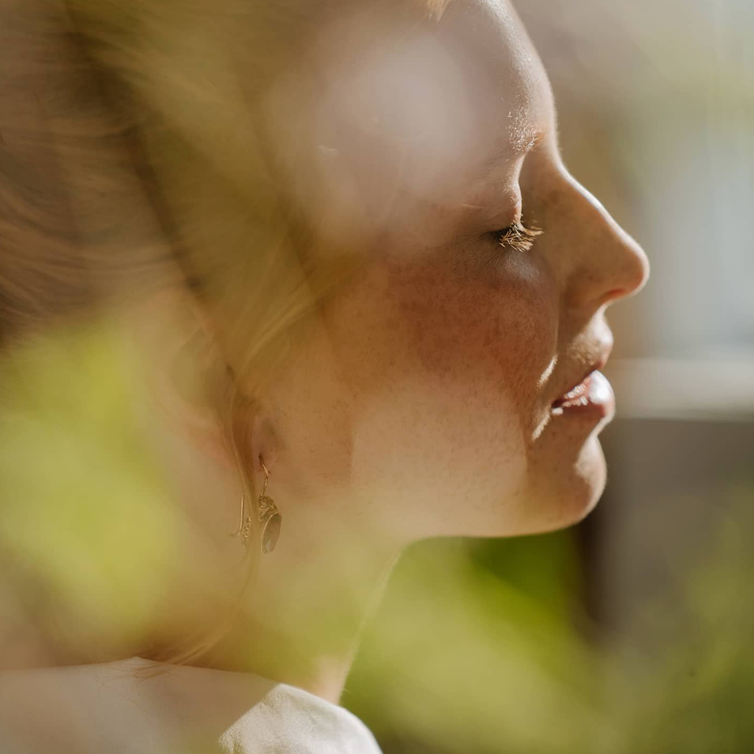 woman in the sun with a soft bokeh around her face